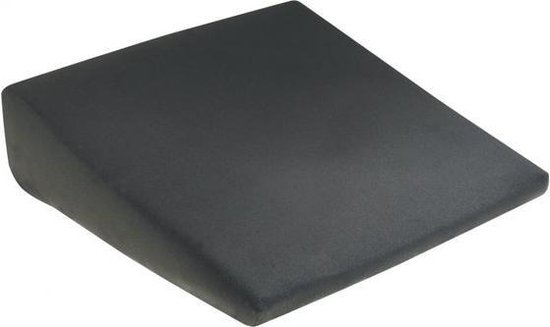 Zwart wigkussen met afgeschuinde zijkanten, geïsoleerd op witte achtergrond.