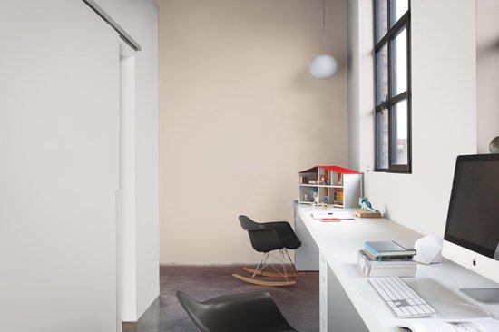 Kantoor met lang wit bureau, twee zwarte stoelen en een computer.