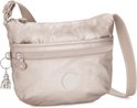 Lichtgrijze Kipling schoudertas met ritssluiting aan de voorkant en een zilverkleurig aapje aan de rits.