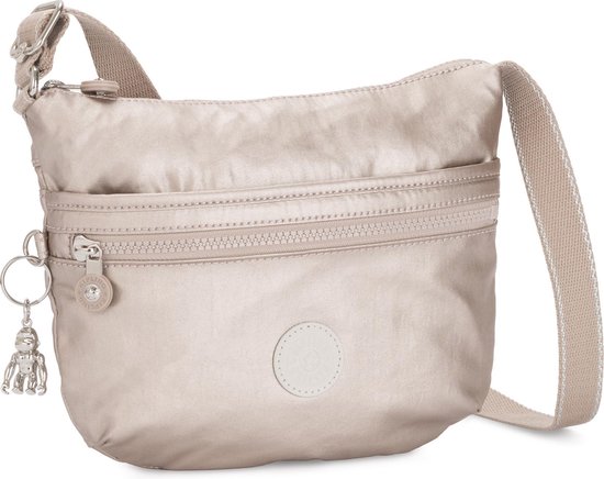 Lichtgrijze Kipling schoudertas met ritssluiting aan de voorkant en een zilverkleurig aapje aan de rits.