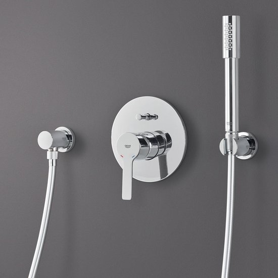 Verchroomd inbouw douchepaneel met handdouche en aparte wateruitloop.
