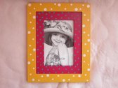 fotolijst, hout, 24 x 19 x 1 cm (foto 10 x 15 cm) in geel/pink