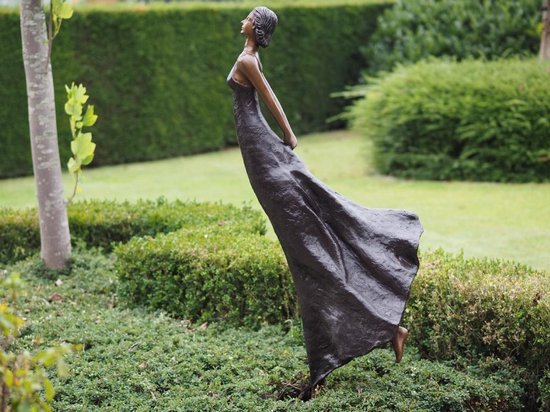 Tuinbeeld - bronzen beeld - Vrouw met handen op rug - 167 cm hoog | bol.com