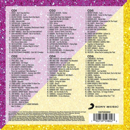 Achterkant van de CD-hoes met een lijst van artiesten en nummers, op een gele achtergrond met glitter.