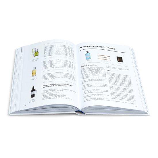 Open boek met pagina's over persoonlijke verzorging, met afbeeldingen van verzorgingsproducten en tips.