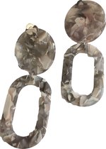 Petra's Sieradenwereld - Clipoorbel hanger grijs bewerkt kunststof ovaal (320)