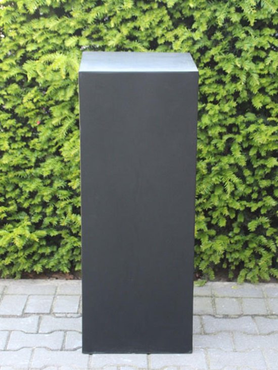 Zwarte zuil uit light cement, 100x40x40 cm, winterharde en UV werende sokkel.