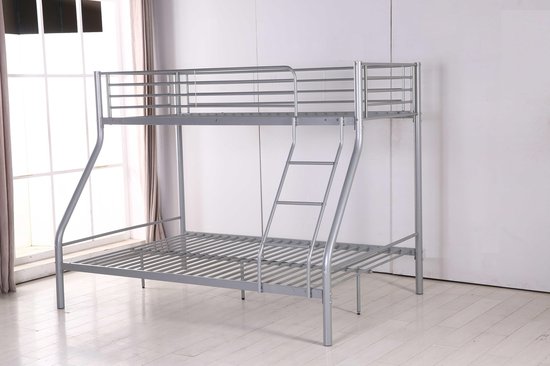 Zilverkleurig metalen stapelbed met ladder en lattenbodem.