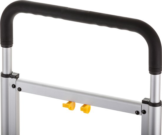 Detail van het zwarte handvat en de aluminium stangen van de Stanley steekwagen.