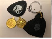 piraten ooglapje met 1 x oorbel zilver 1 x zwart geld zakje 2 x piraten muntjes