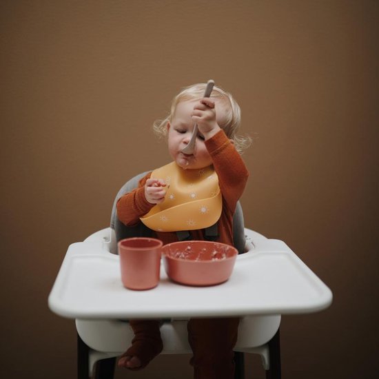 Mushie Siliconen Baby Slabbetje met Opvangbakje - BPA Vrij - afwasbaar van Mushie — afbeelding 2