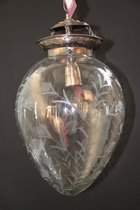 Glazen hanglamp met ingeslepen florale motieven