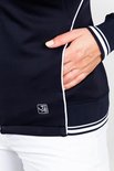 Detail van een donkerblauw trainingsjack voor dames met witte biezen en een logo op de heup.