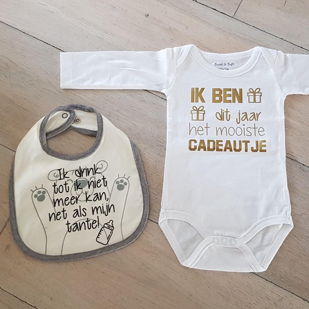 Goedkoopste Slabbetje En Rompertje Met Tekst - Cadeauset Baby - Tante - Bekendmaking Zwangerschap - Wit/Grijs/Goud - 2 Stuks