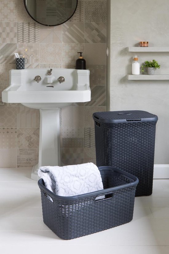 Panier à linge anthracite avec couvercle et un panier à linge avec poignées, rempli d'une serviette blanche.