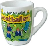 Mok - Cartoon Mok - Voor een echte voetballer - Gevuld met een verpakte toffeemix - In cadeauverpakking met gekleurd krullint