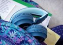 Blauwe PowerLocus koptelefoon in een tas met paars, blauw en groen patroon.