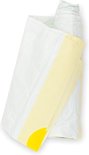 Een rol witte vuilniszakken met gele tape, op een witte achtergrond.