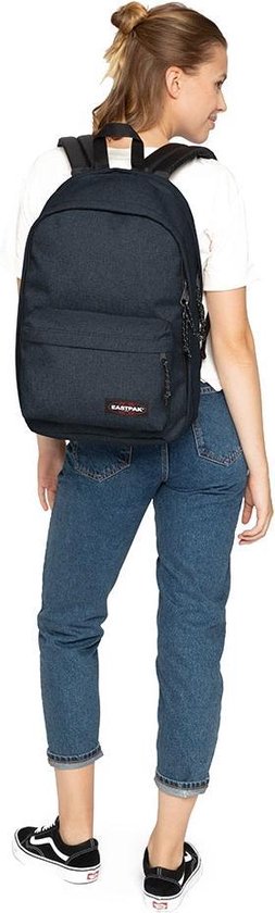 Vrouw met donkerblauwe Eastpak rugzak.