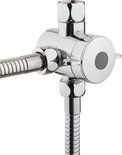 Glanzende chromen omstelkraan met een grijze knop, verbonden met een flexibele doucheslang.
