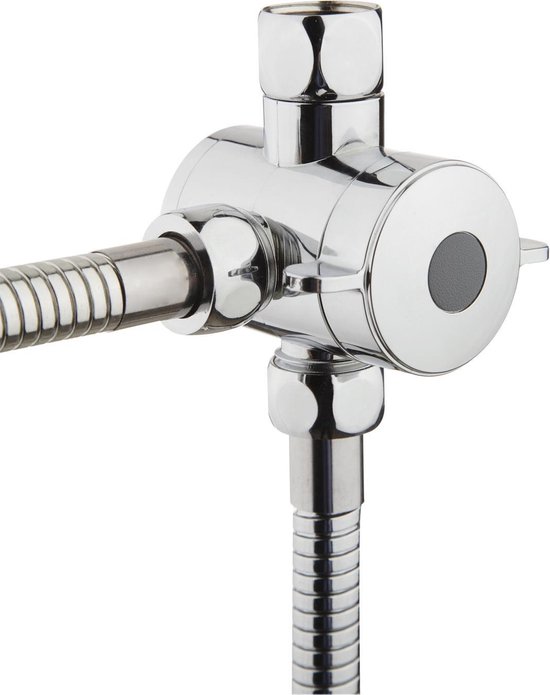 Glanzende chromen omstelkraan met een grijze knop, verbonden met een flexibele doucheslang.