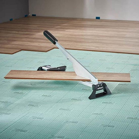 Laminaten snijder met een houten plank.