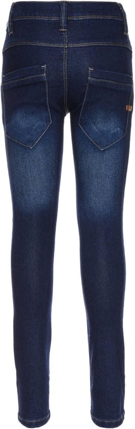 Donkerblauwe skinny jeans van Name It, achterkant met twee zakken en een bruin label.