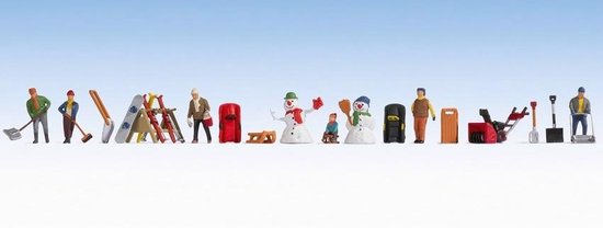Gedetailleerde miniatuurset met winterfiguren, sneeuwpoppen en wintersportuitrusting tegen een lichtblauwe achtergrond.