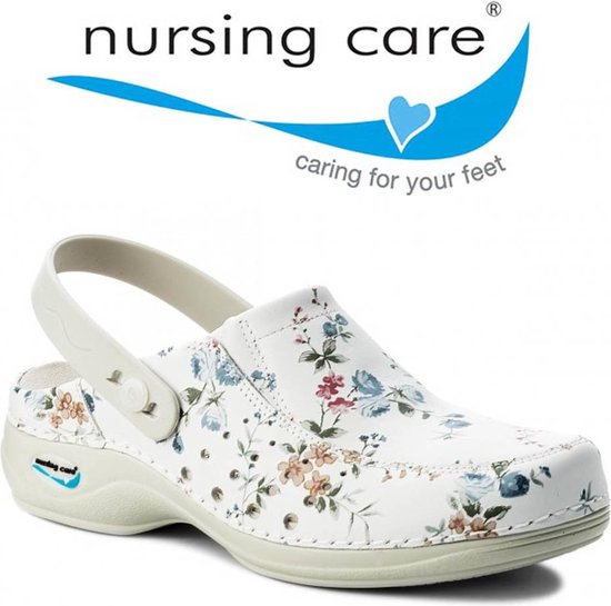 Witte klomp met bloemenprint en verstelbare band. Boven de klomp het logo 'nursing care'.