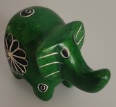 Nog meer sfeer in uw woonomgeving met deze prachtig handgemaakte mini olifant! Een bijzondere olifant gemaakt van speksteen, een zachte natuursteen. Vind een gezellig plekje in je huis, serre/tuinkamer of de werkkamer. Voor uzelf of als cadeau.