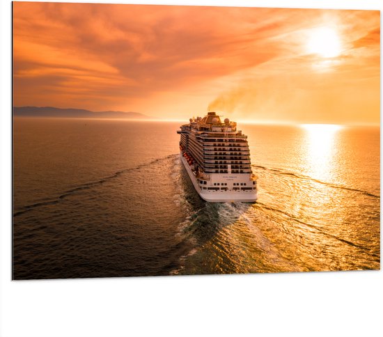 Dibond - Wegvarend Cruiseschip naar de Zon bij de Horizon - 100x75 cm Foto op Aluminium (Met Ophangsysteem)