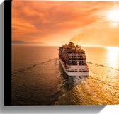 Canvas - Wegvarend Cruiseschip naar de Zon bij de Horizon - 30x30 cm Foto op Canvas Schilderij (Wanddecoratie op Canvas)