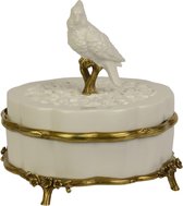 UNE BOÎTE EN PORCELAINE DE CHINE DE BLANC MONTÉE EN LAITON AVEC COUVERCLE