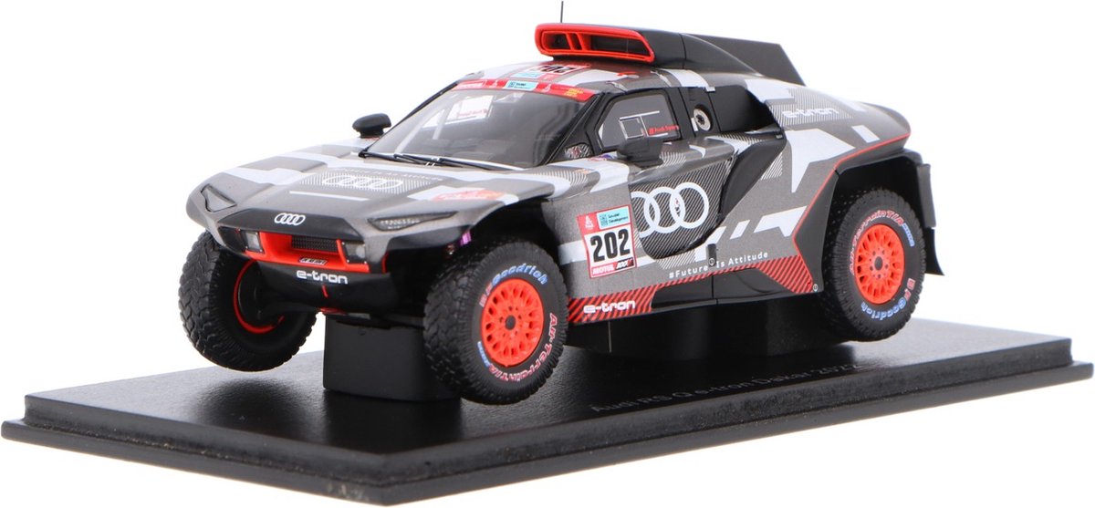Het 1:43 Diecast-model van de Audi Q E-Tron RS Team Audi Sport #202 van de Dakar Rally van 2022. De coureurs waren C. Sainz en L. Cruz. De fabrikant van het schaalmodel is Spark. Dit model is alleen online verkrijgbaar