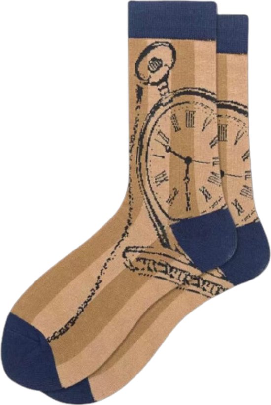 Paar bruine sokken met verticale strepen en een gedetailleerde opdruk van een zakhorloge. Donkerblauwe boord en teen.