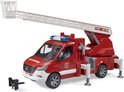 Rode brandweerwagen met witte ladder, sirene, 'Fire Brigade' opdruk en uitgeschoven steunpoten. Los onderdeel links.