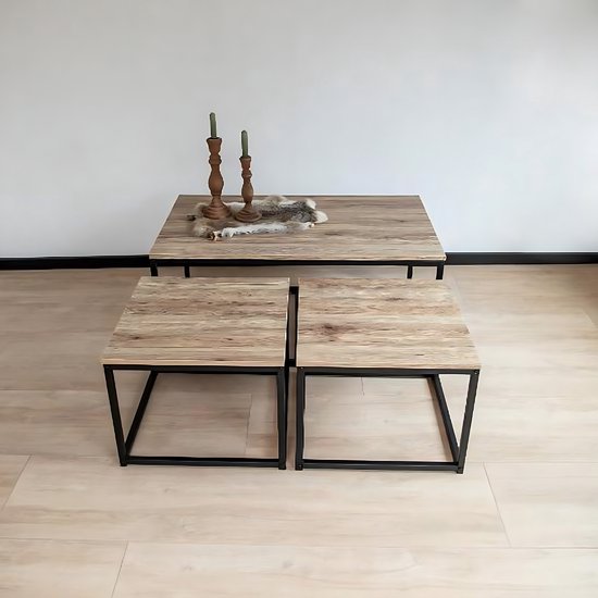 Trois tables avec plateaux en bois et cadres noirs, deux petites au milieu sous la plus grande.