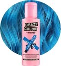Roze flesje Crazy Color Capri Blue haarverf omringd door blauw haar.