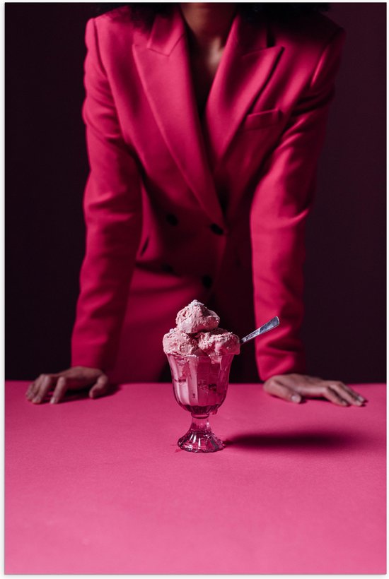 Poster Glanzend – Toetje met Vrouw in Roze Pak - 70x105 cm Foto op Posterpapier met Glanzende Afwerking