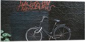 Vlag - Fiets geparkeerd tegen Muur met Tekst ''Amsterdam'' - 100x50 cm Foto op Polyester Vlag