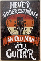 Never underestimate an old man with a guitar Reclamebord van metaal METALEN-WANDBORD - MUURPLAAT - VINTAGE - RETRO - HORECA- BORD-WANDDECORATIE -TEKSTBORD - DECORATIEBORD - RECLAMEPLAAT - WANDPLAAT - NOSTALGIE -CAFE- BAR -MANCAVE- KROEG- MAN CAVE