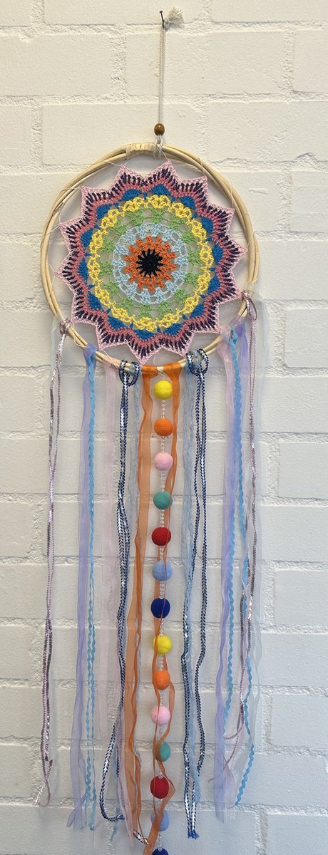 Impuls Dromenvanger met accessoires - beige + multi colour accessoires - Dreamcatcher with feathers- Dia 31 cm x lengte 120 cm - Woonaccessoires