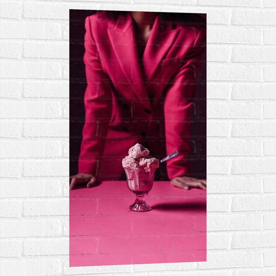 Muursticker - Toetje met Vrouw in Roze Pak - 50x100 cm Foto op Muursticker