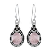 Zilveren oorbellen met hanger dames | Zilveren oorhangers, ovale rozenkwarts steen met bewerkte rand en sierlijke krul