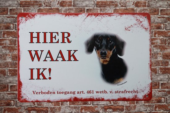 Wandbord – Teckel - Hier Waak Ik - Metalen wandbord - Wandborden - Metalen bord - Mancave - Mancave decoratie - Tekst bord - Retro - Metal sign - Bar decoratie - Decoratie - Metalen borden - Honden - UV bestendig - 20 x 30cm – Cave & Garden