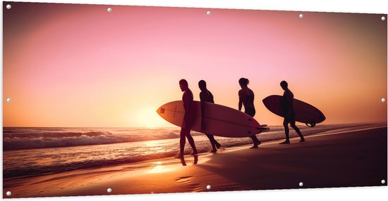 Tuinposter – Groep Surfers op Weg naar de Zee tijdens Zonsondergang - 200x100 cm Foto op Tuinposter (wanddecoratie voor buiten en binnen)