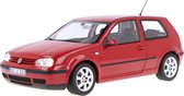 De 1:18 Diecast Modelauto van de Volkswagen Golf IV uit 2002 in rood. De fabrikant van het schaalmodel is Norev. Dit model is alleen online verkrijgbaar.