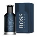 Hugo Boss Bottled Infinite eau de parfum in een donkerblauwe fles met een zwarte dop. De blauwe doos heeft de
afbeelding van de fles.