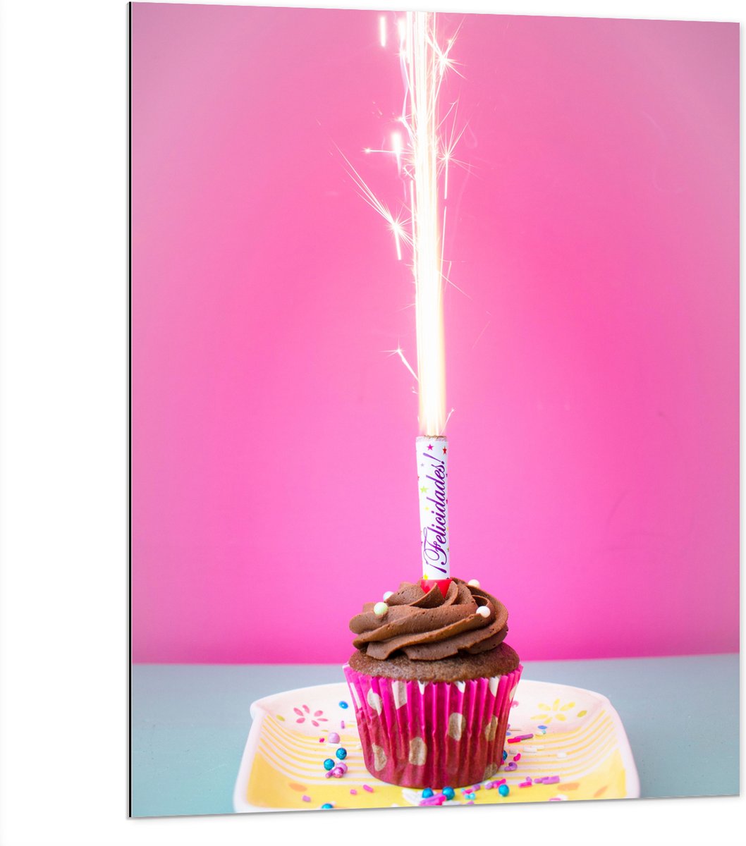 Dibond - Verjaardagscupcake met Chocolade Topping en Fontein - 75x100 cm Foto op Aluminium