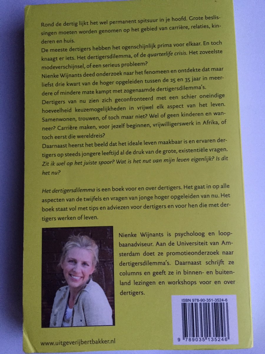 Vrouw met grijzend haar lacht, zittend in de hoek, met de titel van het boek 'Het dertigers dilemma' op de achtergrond.